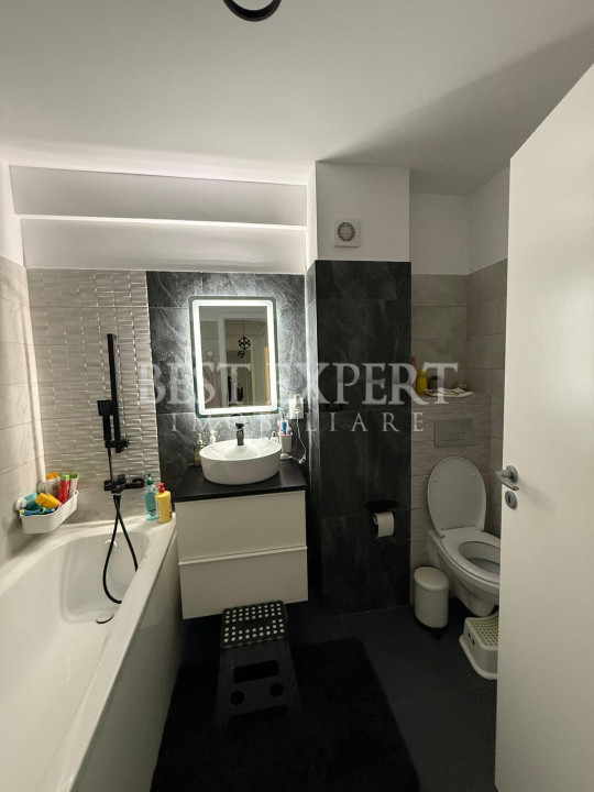 Apartament 5 camere mobilat, utilat si cu Parcare acoperita/Geam Baie
