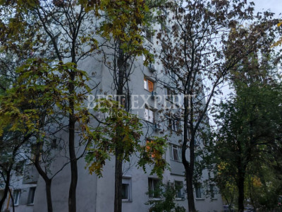 Apartament 4 camere  cu geam la baie, bloc reabilitat, 5 min metrou Titan